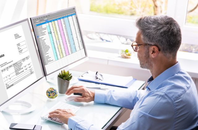 Microsoft Excel stresszmentesen online tanfolyam - férfi, monitor, táblázat