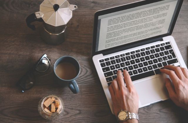 Microsoft Word stresszmentesen online tanfolyam - kávé, laptop, csésze
