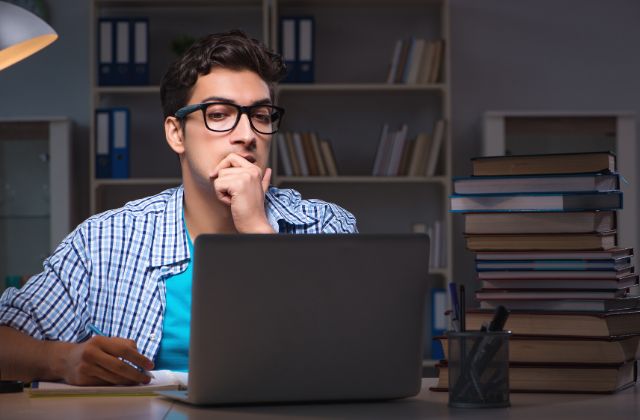 Microsoft Word stresszmentesen online tanfolyam - srác gondolkodik alaptop előtt